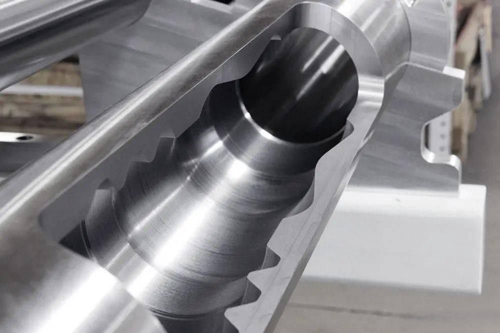 Forage de trous profonds dans l'usinage de collecteurs hydrauliques